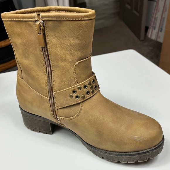 Forever Brown Lesly Buckle Boots | Size: 8 - Picture 10 of 12